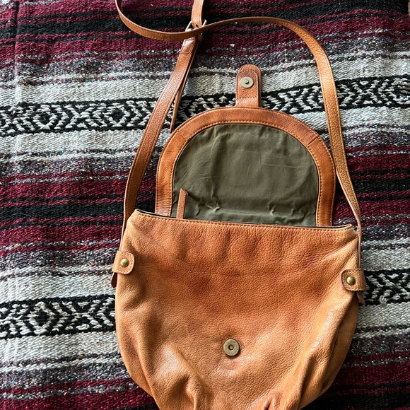 Zara Tan Crossbody Bag with Adjustable Strap and Flap Closure - Picture 3 of 8